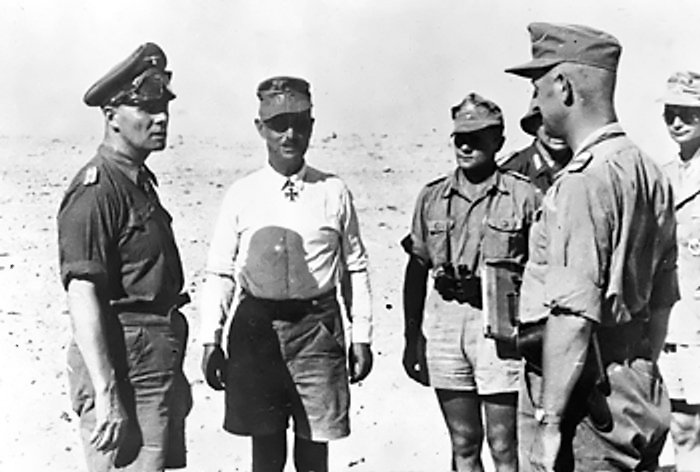 Rommel at a staff conference in the Western Desert. 1942.Photo: Bundesarchiv, / CC-BY-SA 3.0