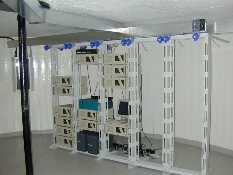 Sealand’s “datacenter”. At a later point there were about 10 more machines and a couple ethernet switches, nothing more. Photo: Ryan Lackey / CC-BY-SA 2.0