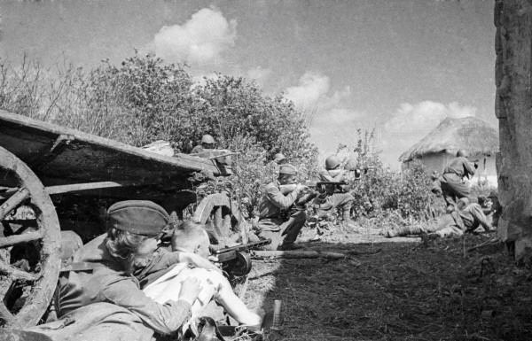 Soviet troops fight for a village on the Caucasian front.Photo: RIA Novosti archive, image #66145 Alpert CC-BY-SA 3.0
