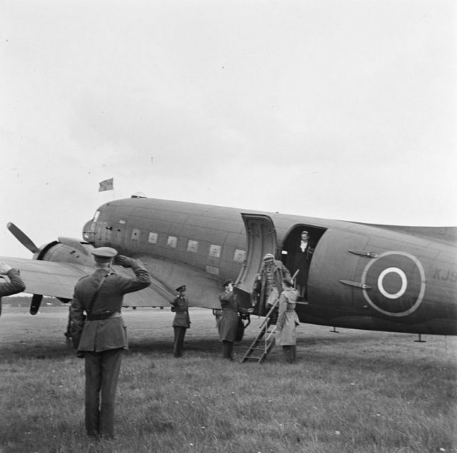 Peter Tazelaar (light coat) and Erik Hazelhoff Roelfzema (opposite him) as adjuncts to Queen Wilhelmina on her return to the continent, 2 May 1945.