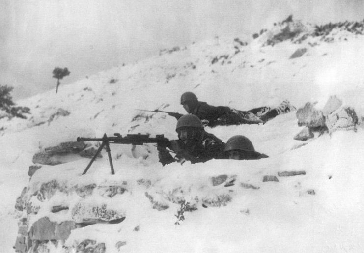 Italian machine gunners in action on the Greek-Albanian front in the winter of 1940-41.