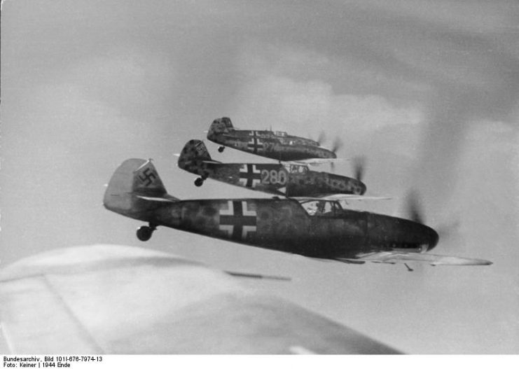 Bf 109 formation. By Bundesarchiv – CC BY-SA 3.0 de