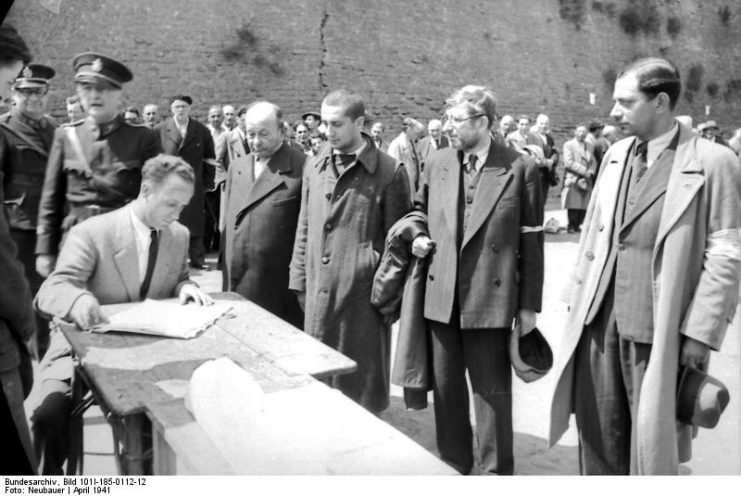 Registration of Jews by Nazis for forced labor, 1941 Photo by Bundesarchiv, Bild 101I-185-0112-12 / Neubauer / CC-BY-SA 3.0