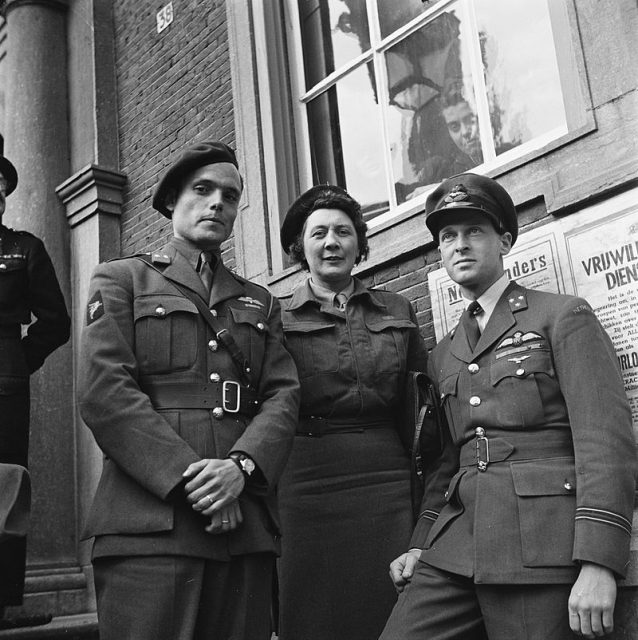Visit of Queen Wilhelmina and Princess Juliana to Breda in 1945. First on the left is Peter Tazelaar.