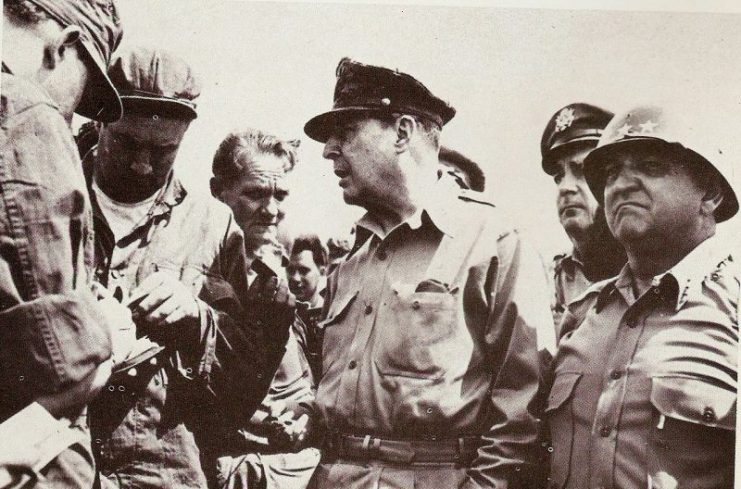 General Douglas MacArthur and lieutenant general Walton H.Walker