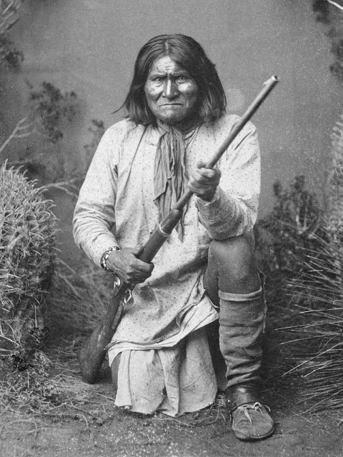 Geronimo (Goyaałé), a Bedonkohe Apache; kneeling with rifle, 1887.