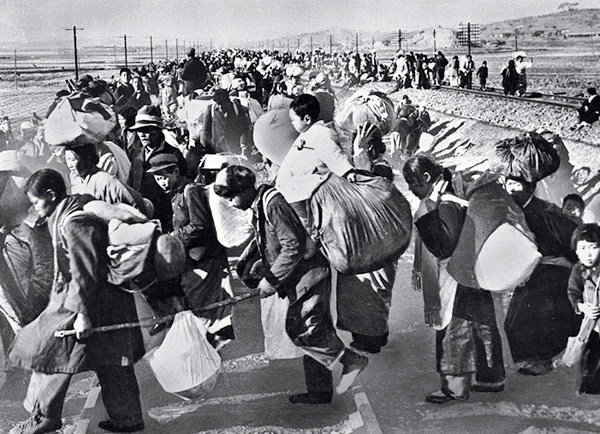 Hundreds of thousands of South Koreans fled south in mid-1950 after the North Korean army invaded.