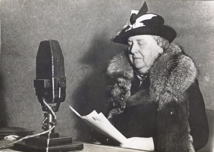 Queen Wilhelmina reading a speech for Radio Oranje in 1940