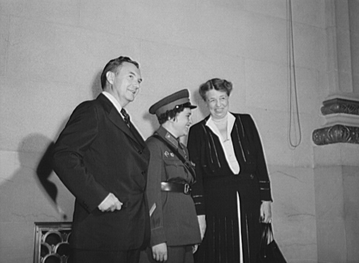 Pavlichenko (center) with Justice Robert Jackson (left) and first lady Eleanor Roosevelt in Washington DC.