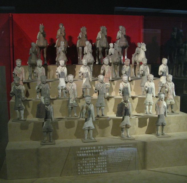 Ceramic figurines of soldiers, both infantry and cavalry, Western Han period, Shaanxi History Museum, Xi’an. Photo by G41rn8 CC BY-SA 4.0