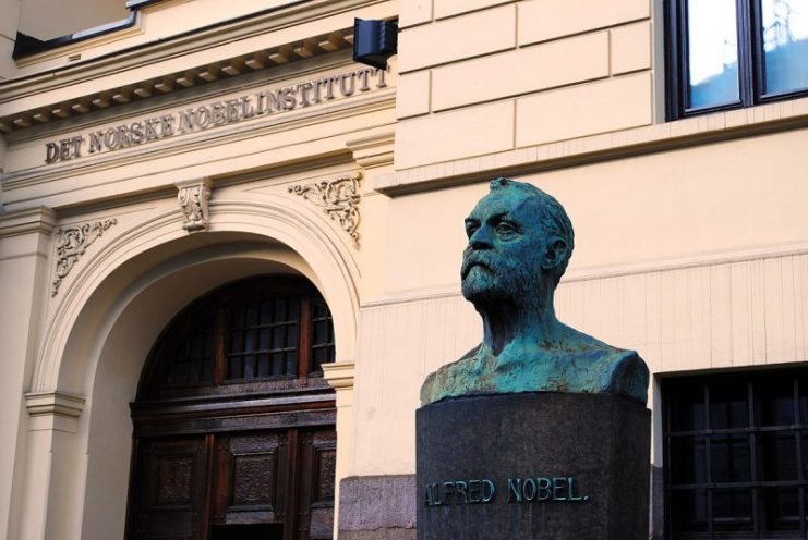 Bust of Alfred Nobel in front of the Nobel Institute in Oslo. Photo: Brage Aronsen / CC-BY-SA 4.0