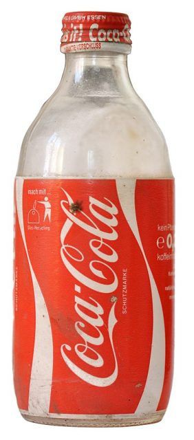 An old Coca Cola glass bottle. Amada44 – CC BY-SA 4.0