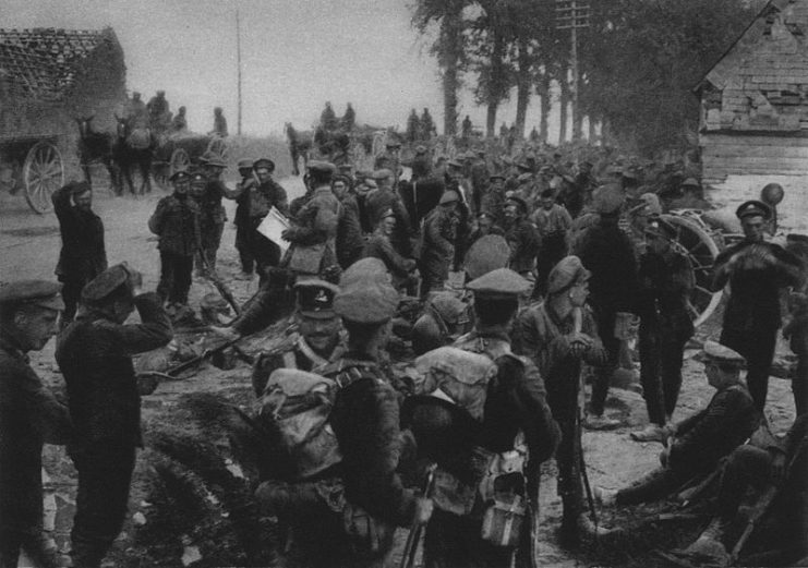 In the Somme area. On the road from Amiens to Bouchoir. The 2nd Manchester Regiment snaps on the way to the front at Maison-Blanche (9 August 1918).