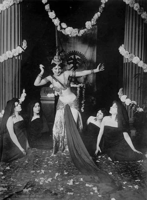 Madame MacLeod (future Mata Hari) performing brahamic dances in the library of the Musée Guimet in Paris March 13, 1905.