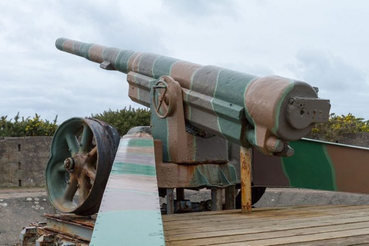 A 15.5 cm K 418(f) gun, of the type used in the Pointe du Hoc battery, is preserved at the Atlantic Wall on Jersey. Photo: Danrok CC BY-SA 3.0