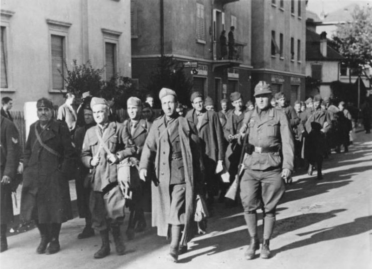 Bolzano, disarmed Badoglio units marching through the city.Photo: Bundesarchiv, Bild 183-J15358 / Rieder, Fred / CC-BY-SA 3.0