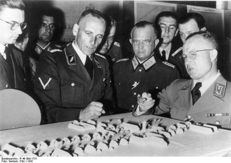 Bracht (right) in 1941.Photo: Bundesarchiv, R 49 Bild-1731 / Gerlach, Fritz / CC-BY-SA 3.0