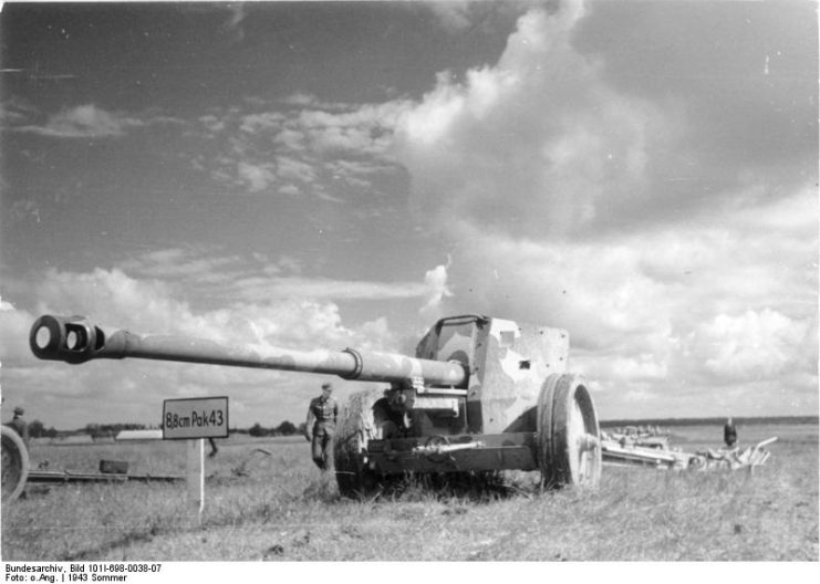 The Pak 43 German 88 mm anti-tank gun. By Bundesarchiv – CC BY-SA 3.0 de