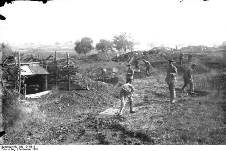 German army digging holes, 1915. By Bundesarchiv – CC BY-SA 3.0 de