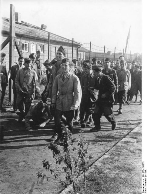 Prison camp for Italian military after the armistice of September 8, 1943, German propaganda photo. Bundesarchiv, Bild 183-J30385 / Schwahn / CC-BY-SA 3.0