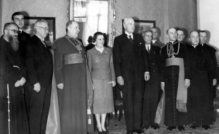 Delegation of the peasants from Inowłodzia to the President of the Republic of Poland, Ignacy Mościcki. Father Maksymilian Kolbe (1st from the left).