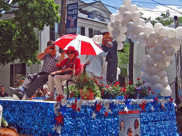 George Mendonsa and Greta Friedman, guests of honor at the Bristol, Rhode Island, July 4 parade in 2009. Photo: Josh23 / CC BY-SA 3.0