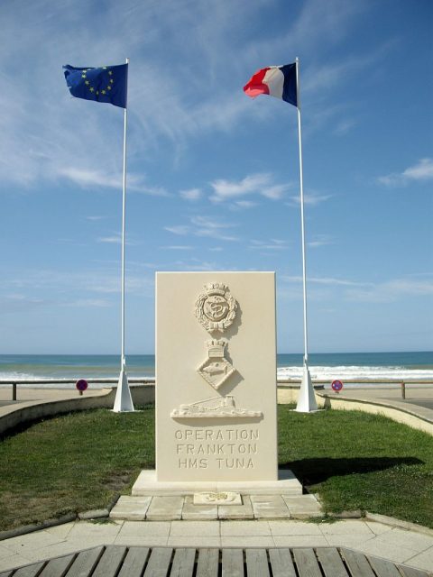 Monument en mémoire de l’opération Frankton à Montalivet-les-Bains (Gironde, France)Photo by VVVF –CC BY-SA 4.0