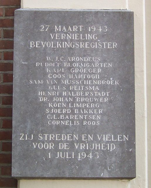 Commemorative plaque at Plantage Kerkstraat 36 Photo by Design: Willem Sandberg. Photographer: Frans Willemsen – CC BY-SA 3.0 nl