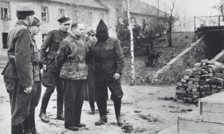 Höss being escorted to the gallows, 1947