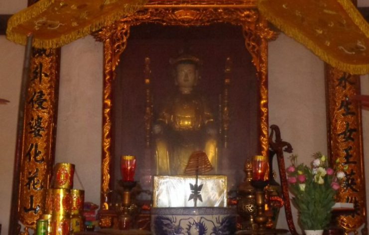 Statue of Bà Triệu inside the temple. Photo: Doãn Hiệu/ CC BY-SA 3.0