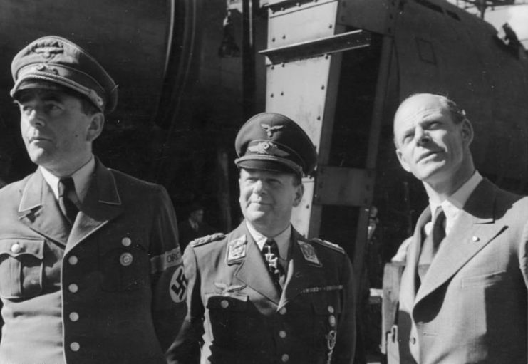 Willy Messerschmidt meets with Milch (center) and Minister of Armaments and War Production Albert Speer. Photo: Bundesarchiv, Bild 183-H28426 / CC-BY-SA 3.0