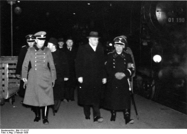 Berlin, visit to the Hungarian police department.Photo: Bundesarchiv, Bild 121-0127 CC-BY-SA 3.0