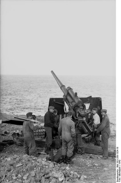 German 88-mm gun on the coast in southern France. By Bundesarchiv – CC BY-SA 3.0 de