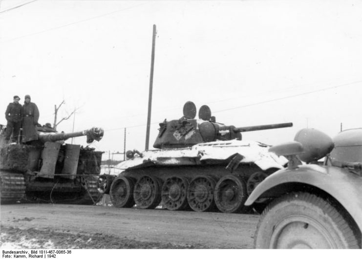 Panzer VI (Tiger I) und T34 during Operation Winter Storm. By Bundesarchiv – CC BY-SA 3.0 de