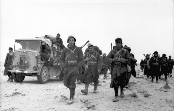 Italian soldiers in the North African Campaign in 1941.Photo: Bundesarchiv, Bild 101I-783-0104-09 / Moosmüller / CC-BY-SA 3.0