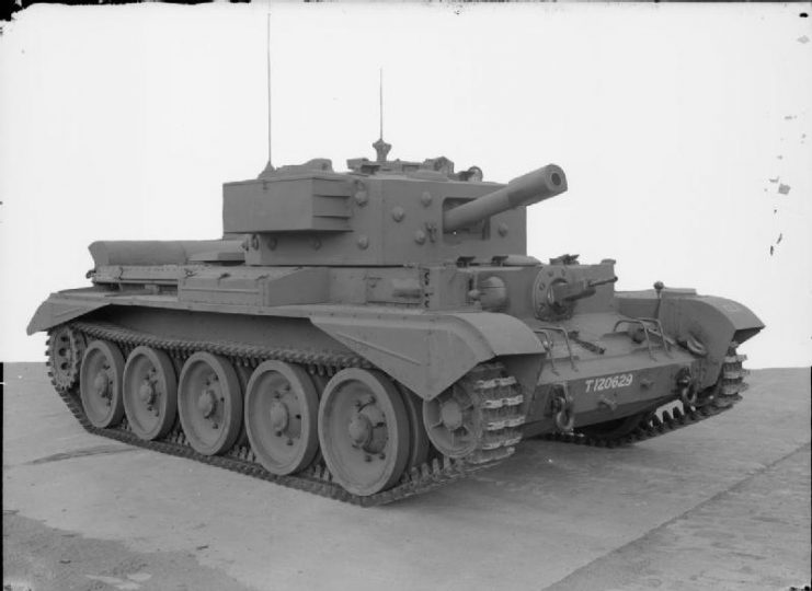 Cromwell VI with type F hull, showing driver’s side-opening hatch and turret storage bins.