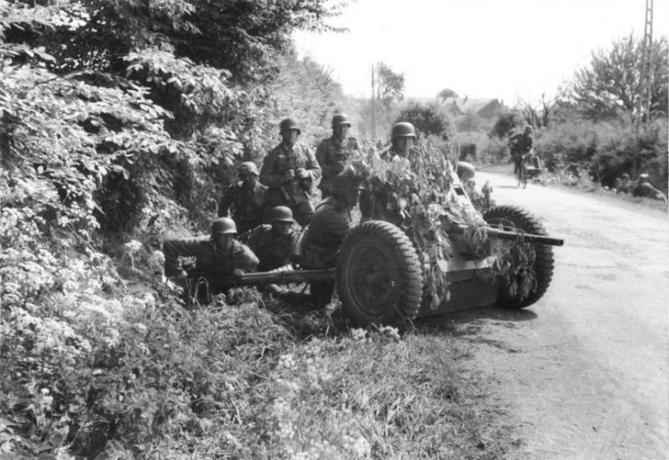 PaK 36 in action 1940. It was ineffective against French heavy tanks.Photo: Bundesarchiv, Bild 101I-127-0391-21 / Huschke / CC-BY-SA 3.0