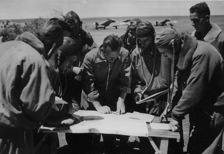 Italian pilots of the Regia Aeronautica studying a map in Egypt (September 1940).