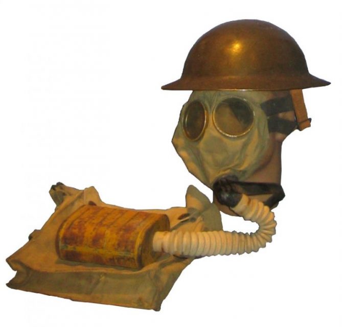 US WWI Gas mask with bag (in coll. Mémorial de Verdun)