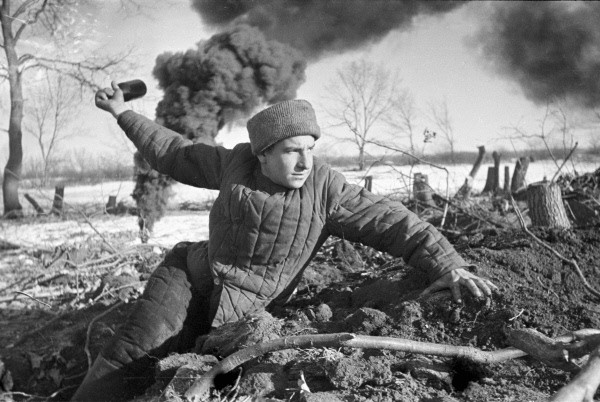 A soldier prepares to throw a grenade. Russia, Stalingrad.RIA Novosti archive, image #844 / Zelma / CC-BY-SA 3.0