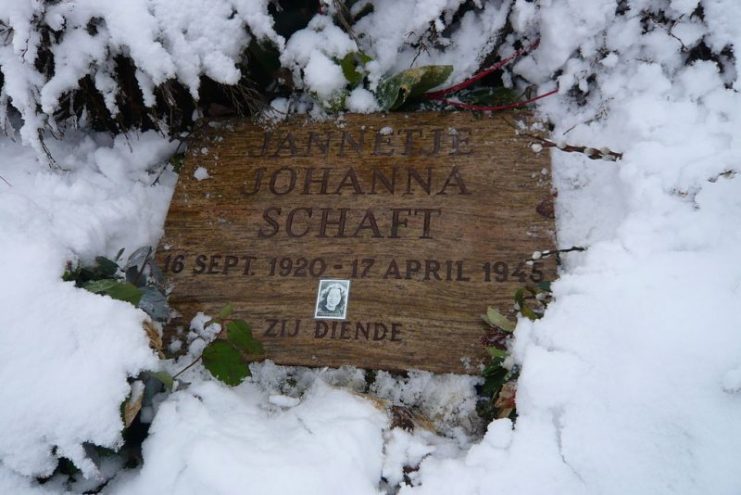 Gravestone of Dutch resistance fighter Hannie Schaft (1920-1945), with her school photograph on it. Photo: Jane023 / CC BY-SA 4.0