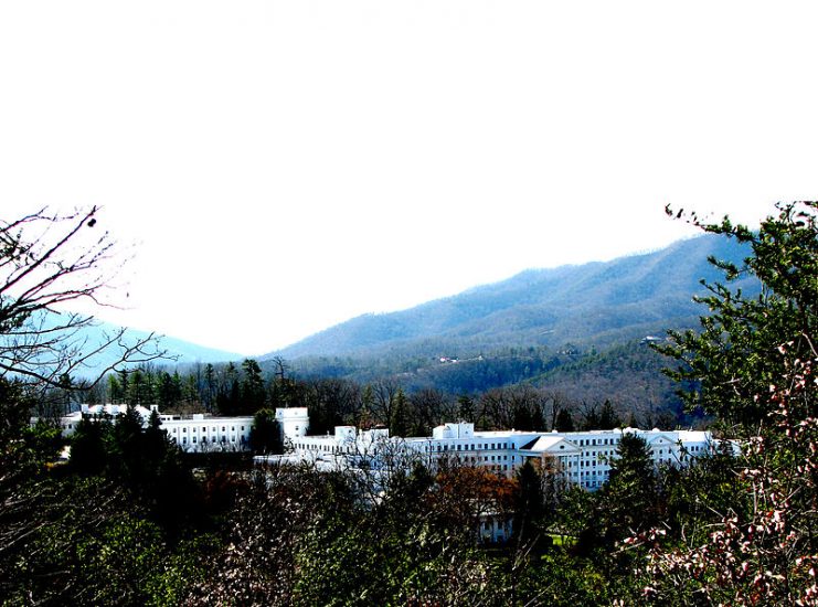 The sprawling resort complex, surrounded by mountains on the resort’s 11,000-acre property.Photo: TEABERRYEAGLE CC BY-SA 3.0