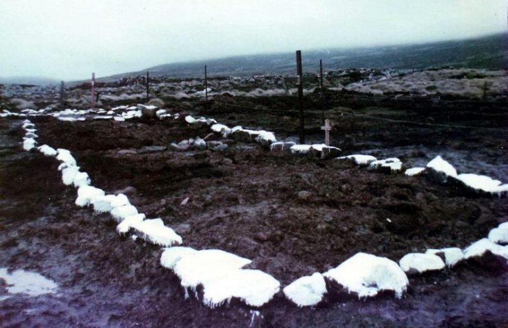 Colonel H Jones and 2 Para KIA Goose Green temporary resting place, Ajax Bay – 13 June 1982.Photo: Ken Griffiths CC BY-SA 3.0