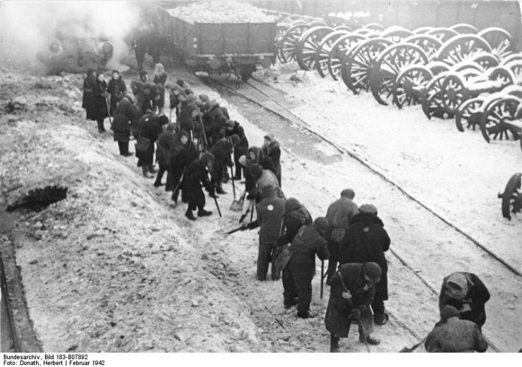 Jewish prisoners of the Minsk Ghetto clearing snow at the station, February 1942. Photo: Bundesarchiv, Bild 183-B07892 / Donath, Herbert / CC-BY-SA 3.0.