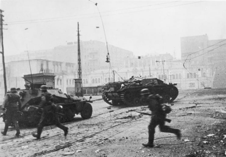 Germans battle Soviet defenders on the streets of Kharkov, 25 October 1941. Bundesarchiv, Bild 183-L20582 / Schmidt / CC-BY-SA 3.0