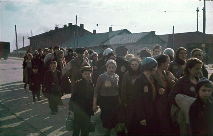 Jews in the Minsk Ghetto, 1941. Photo: Bundesarchiv, N 1576 Bild-006 / Herrmann, Ernst / CC-BY-SA 3.0.