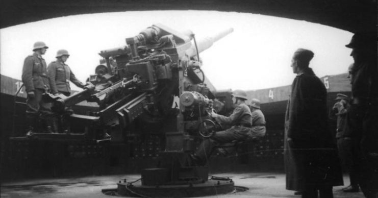 FlaK 40, the main guns of the Flak-towers, and its crew. By Bundesarchiv – CC BY-SA 3.0 de