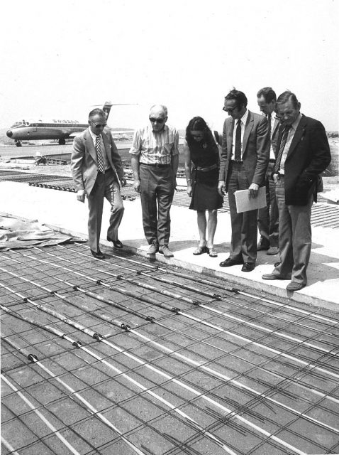 Hartmann (right), in 1972 as a consultant during construction of the snowmelt system at Zurich Airport.Photo: Artus Feist CC BY-SA 4.0