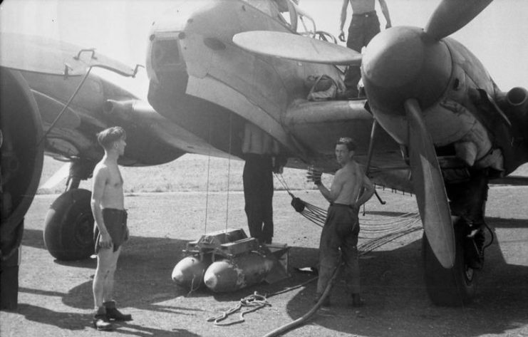 Me 210 featured a bomb bay, unlike its predecessor Bf 110 Bundesarchiv, Bild 101I-363-2271-21 Hönicke CC-BY-SA 3.0