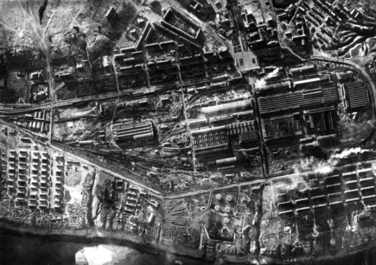 The Stalingrad Tractor Factory in the northernmost part of the city in 1942.Bundesarchiv, Bild 183-B22437 CC-BY-SA 3.0